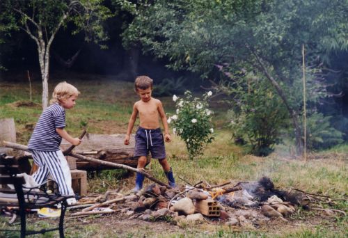 enfants au feu de bivouac